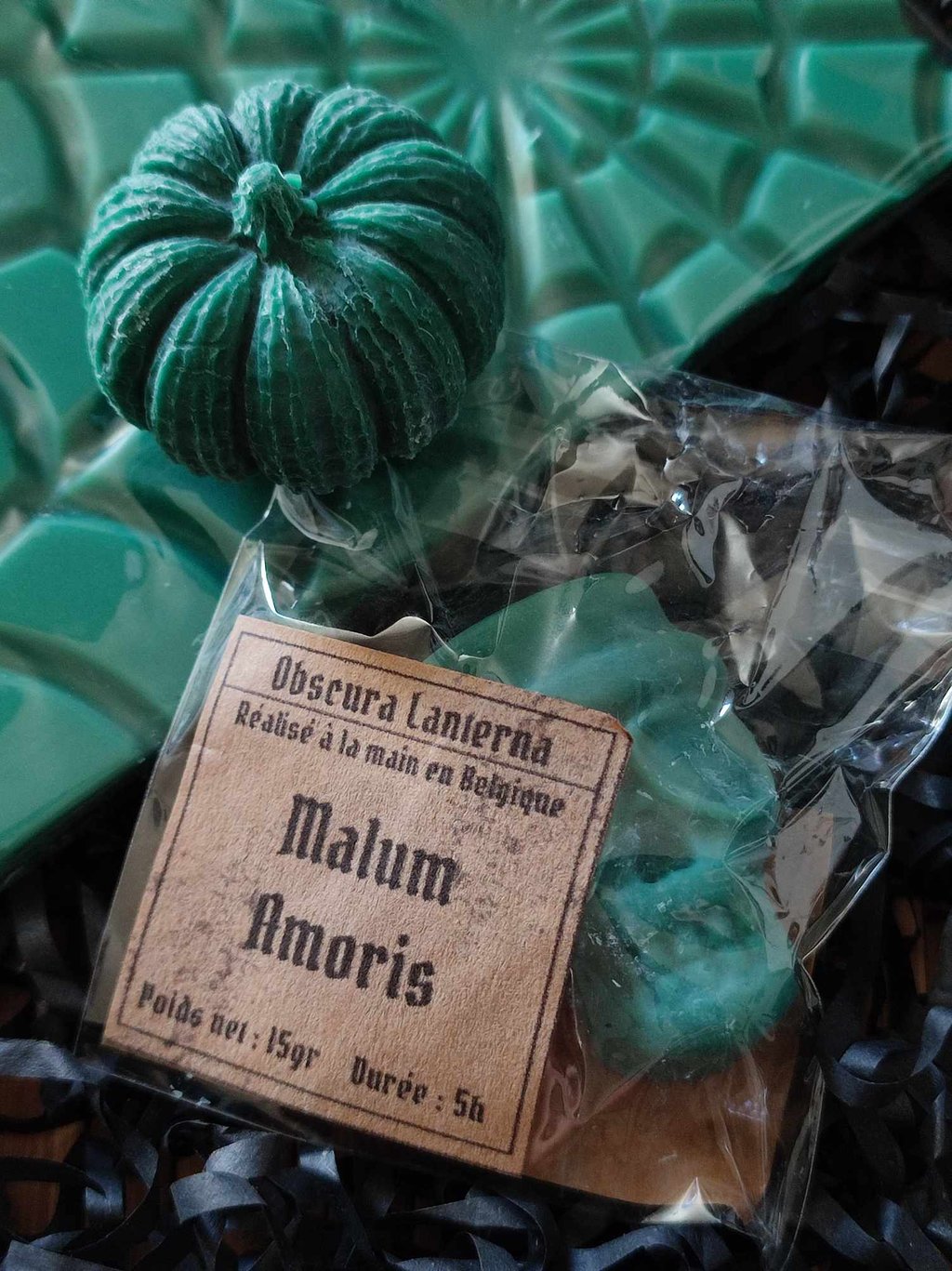 Image de trois fondants sous différentes forme, au parfum Malum Amoris, couleur verte.