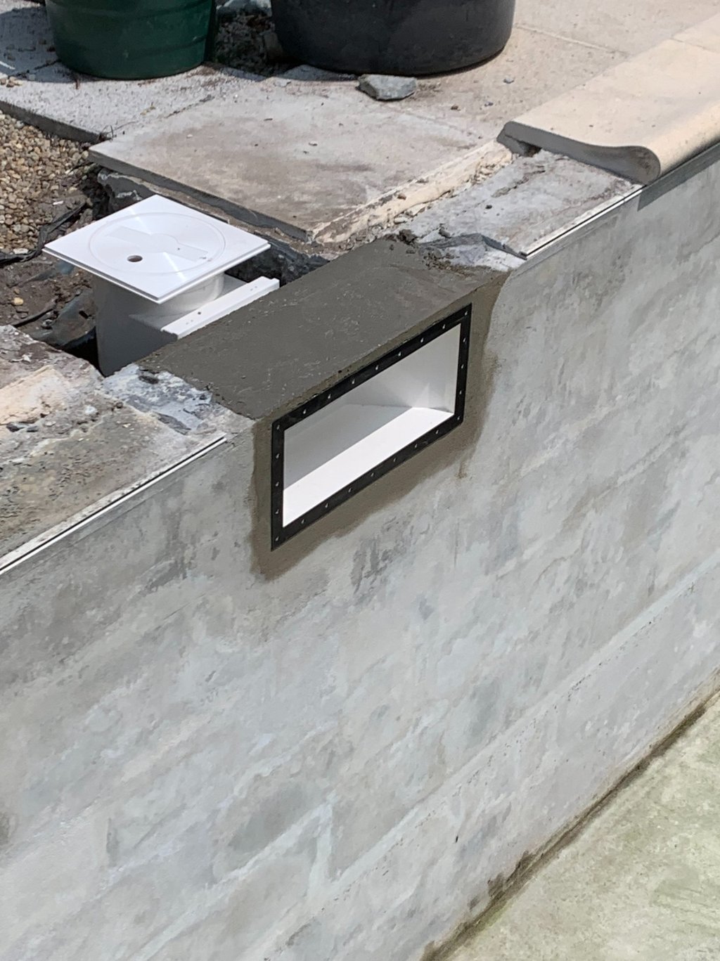 Skimmer d'une piscine installé lors de la construction d'une piscine