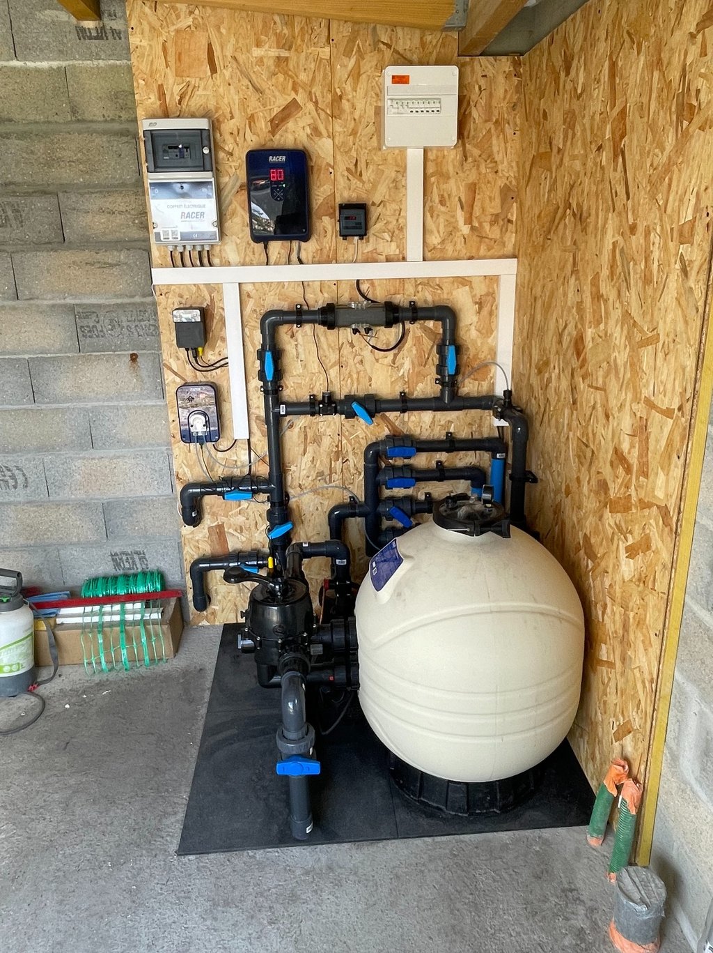 Local technique avec service entier de filtration et entretien piscine