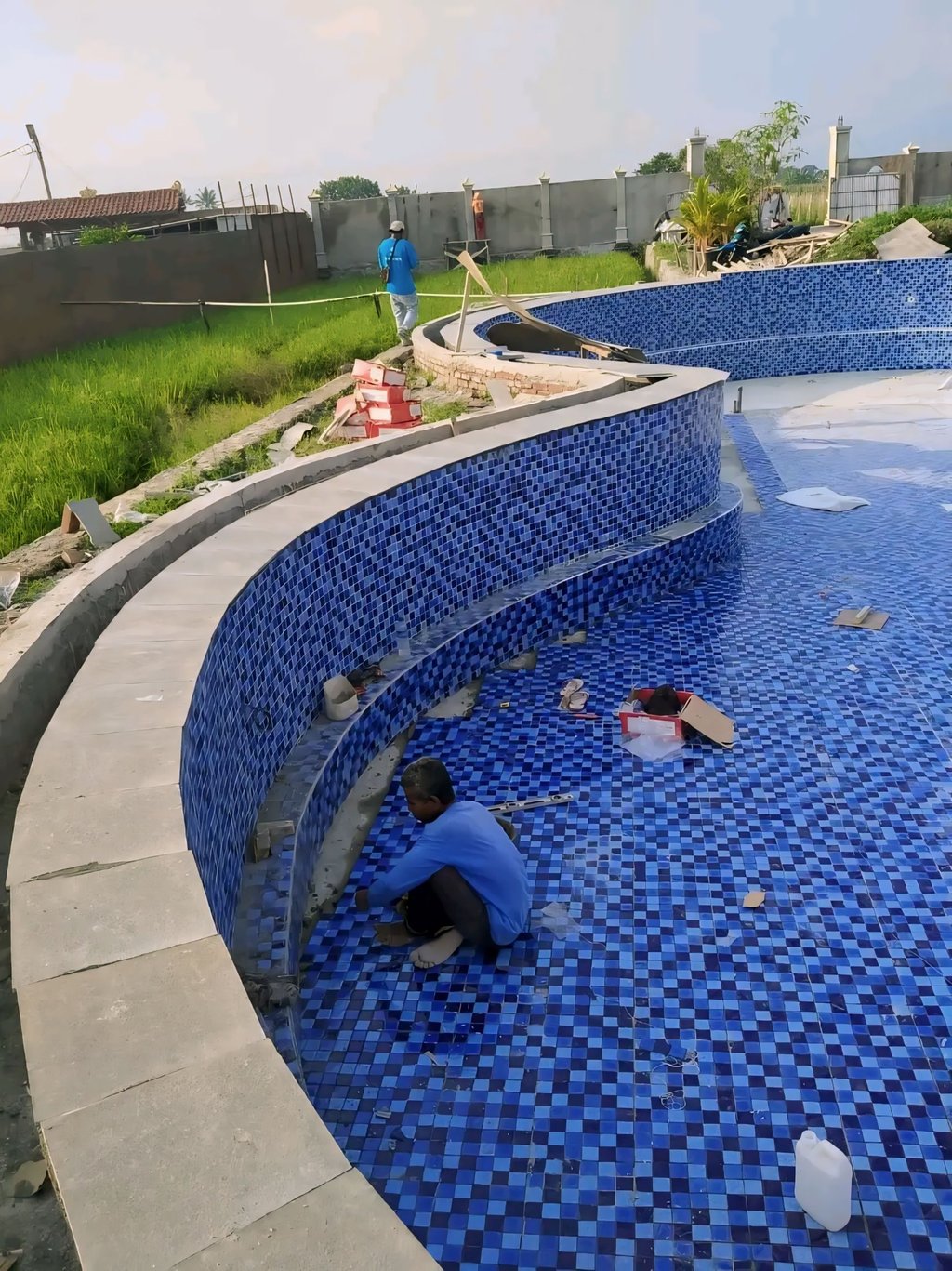 pemasangan keramik roman berwarna biru untuk kolam renang yang berada di garut (jawabarat)