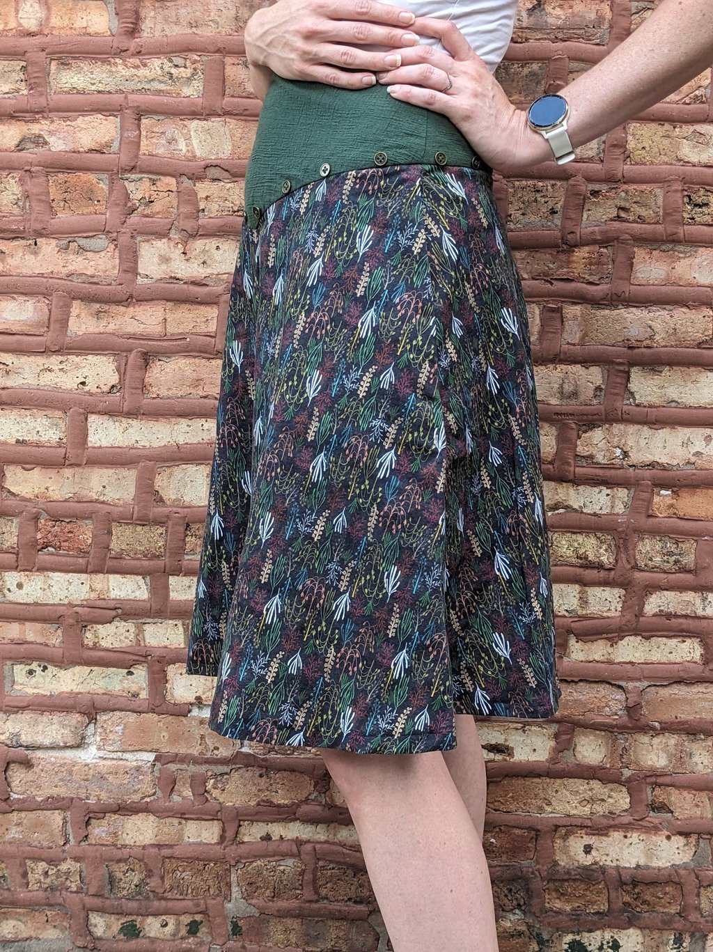 Knees length pointed waist skirt