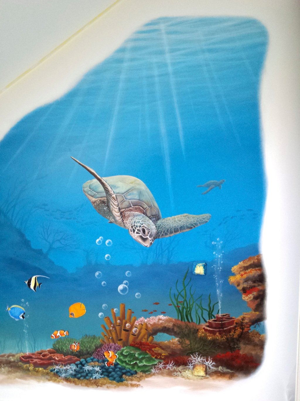 Une fresque murale peinte représentant une tortue dans un univers sous-marin lumineux et coloré