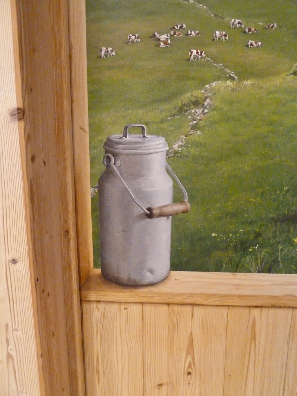 Peinture en trompe-l'oeil d'un pot à lait posé sur une fausse tablette en faux bois