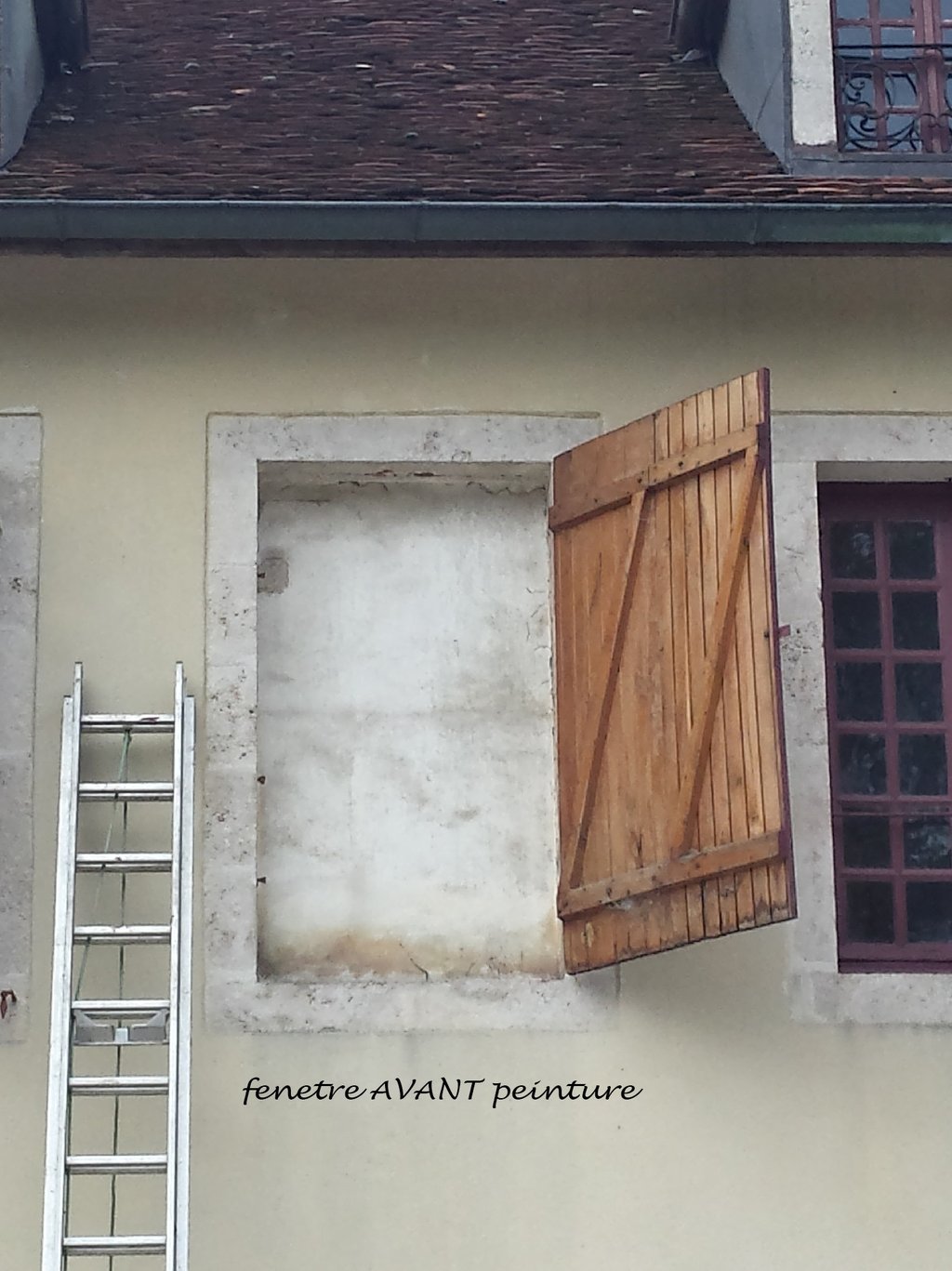 Fenêtre murée d'une façade avec un volet.