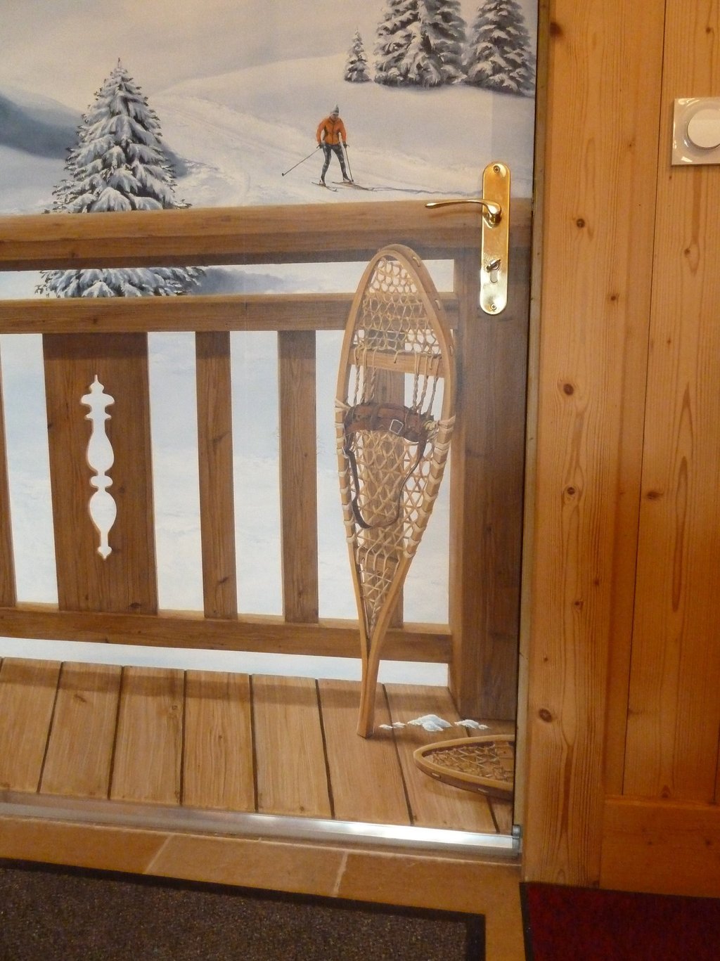 Trompe-l'oeil sur porte de service. Faux bois, paysage neige peint, raquettes ancienne, barrière