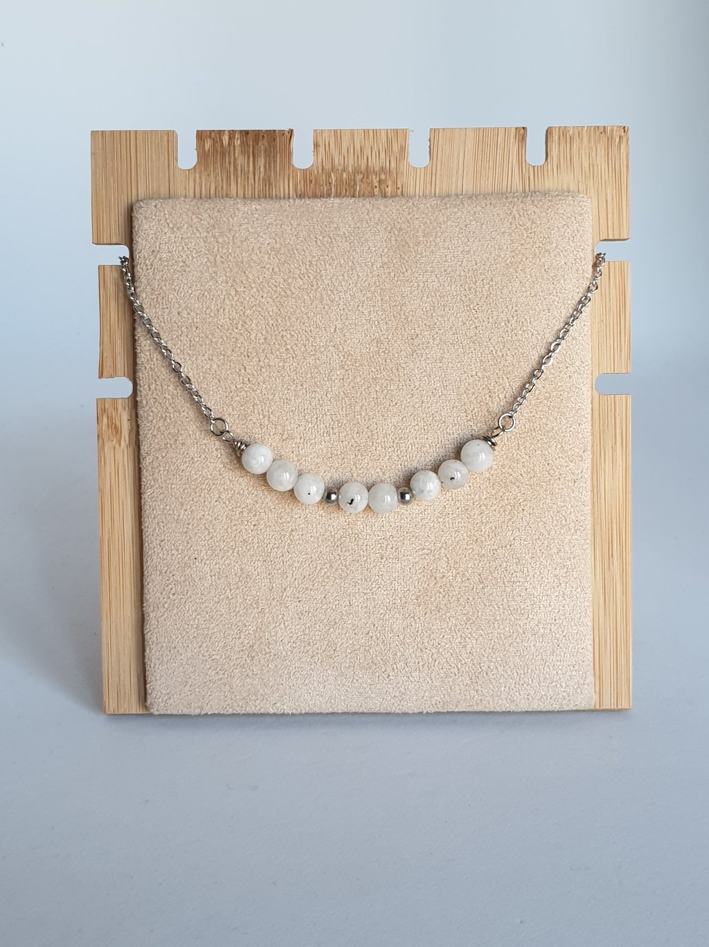 Collier fait main avec des perles de Pierre de lune et acier inoxydable