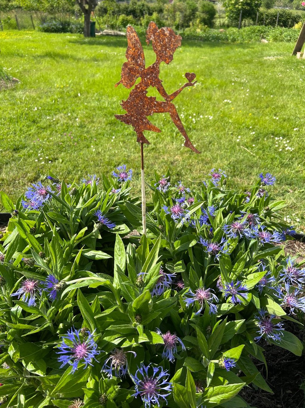 Fée de l'amour au milieu des fleurs