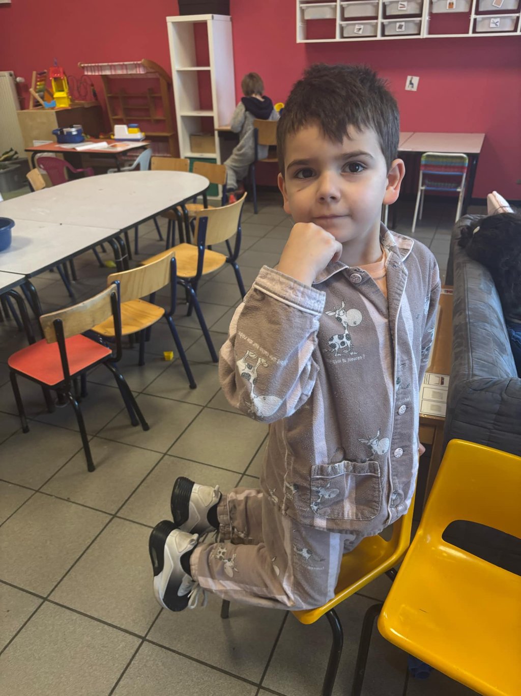 Eleve en pyjama en classe
