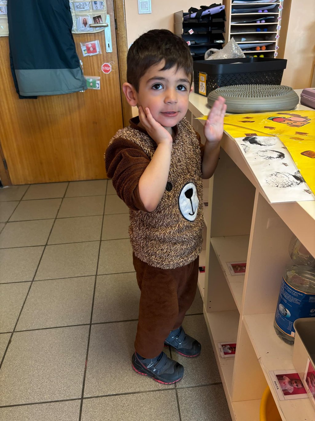 Eleve en pyjama en classe