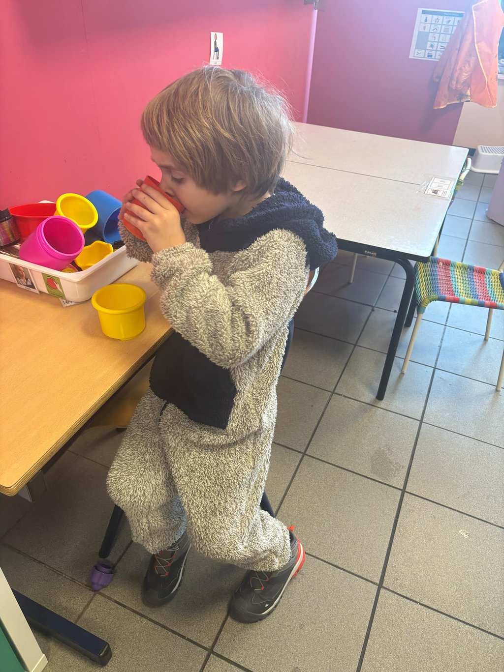 Eleve en pyjama en classe