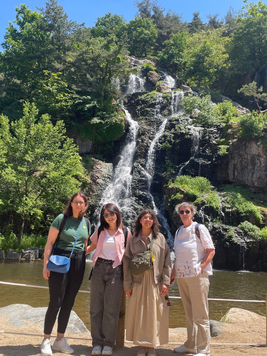 Mes stagiares et moi devant une cascade à Séoul