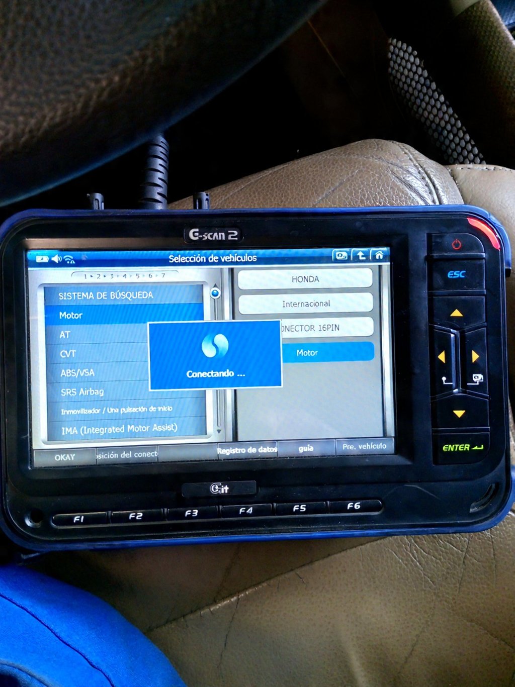 Diagnóstico automotriz con equipos especializados para una detección precisa de fallas.