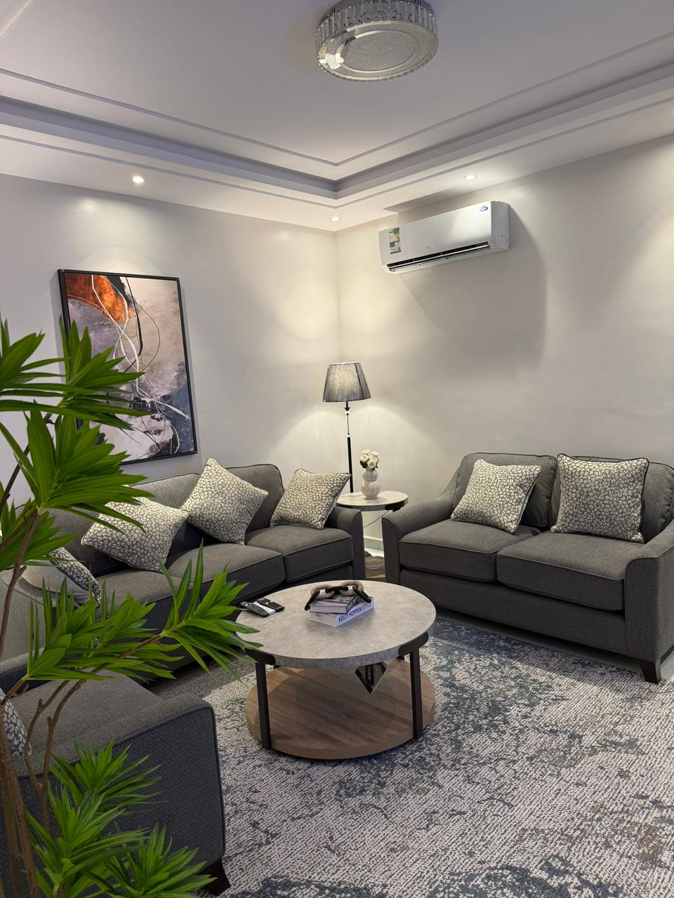 صالة معيشة أنيقة في شقة مفروشة للإيجار الشهري في جدة