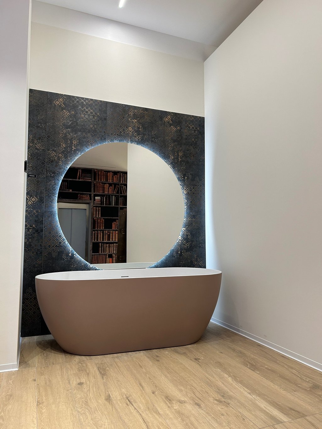 Parete con decorazione moderna