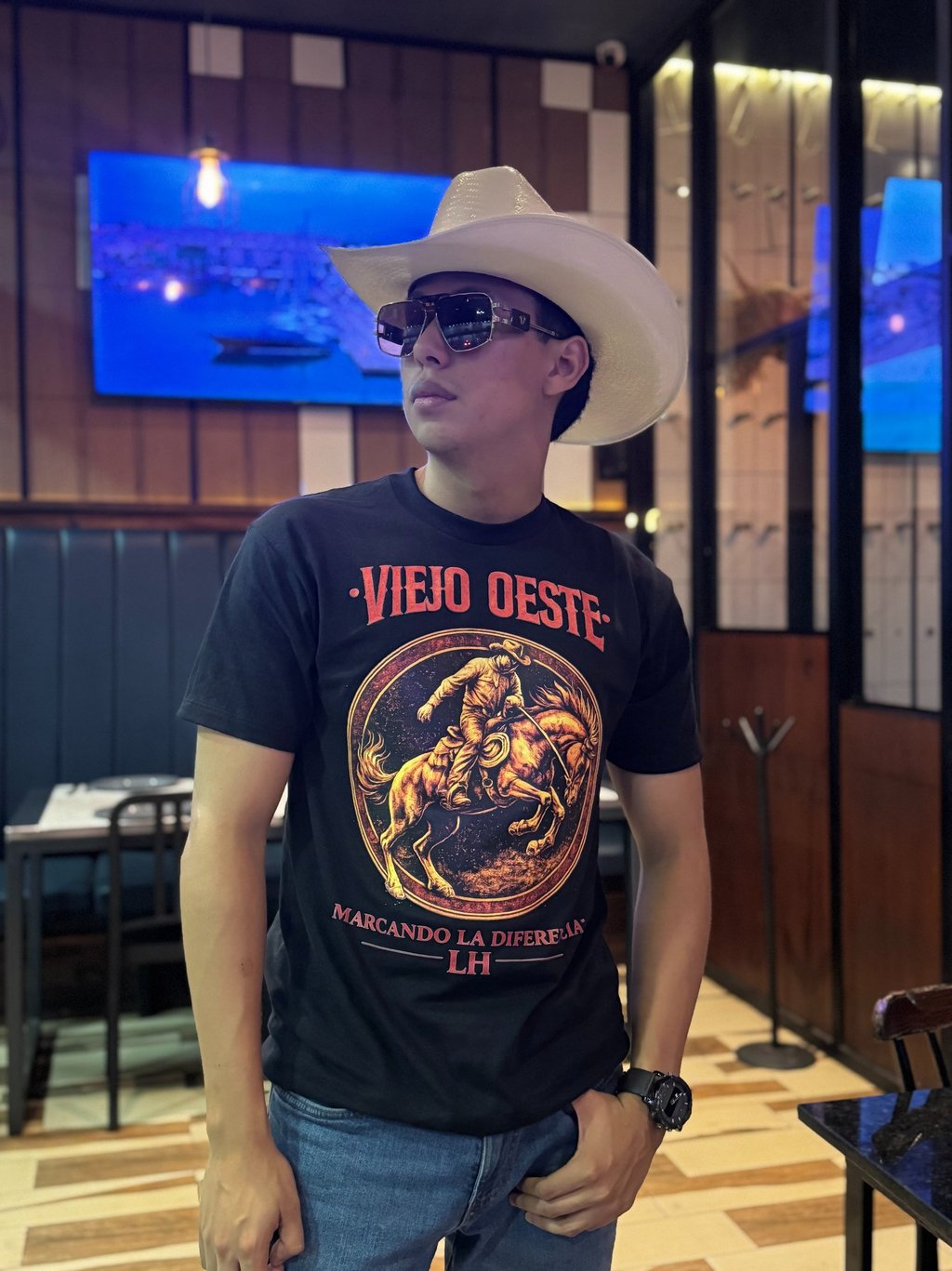 Playera Rodeo LH con diseño vaquero en ambiente urbano