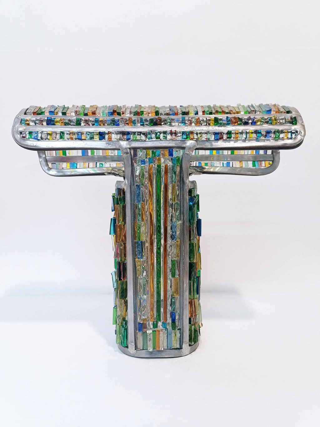 Objet lumineux en mosaïque de verre coloré, artisanat d'art contemporain récompensé à Paris.