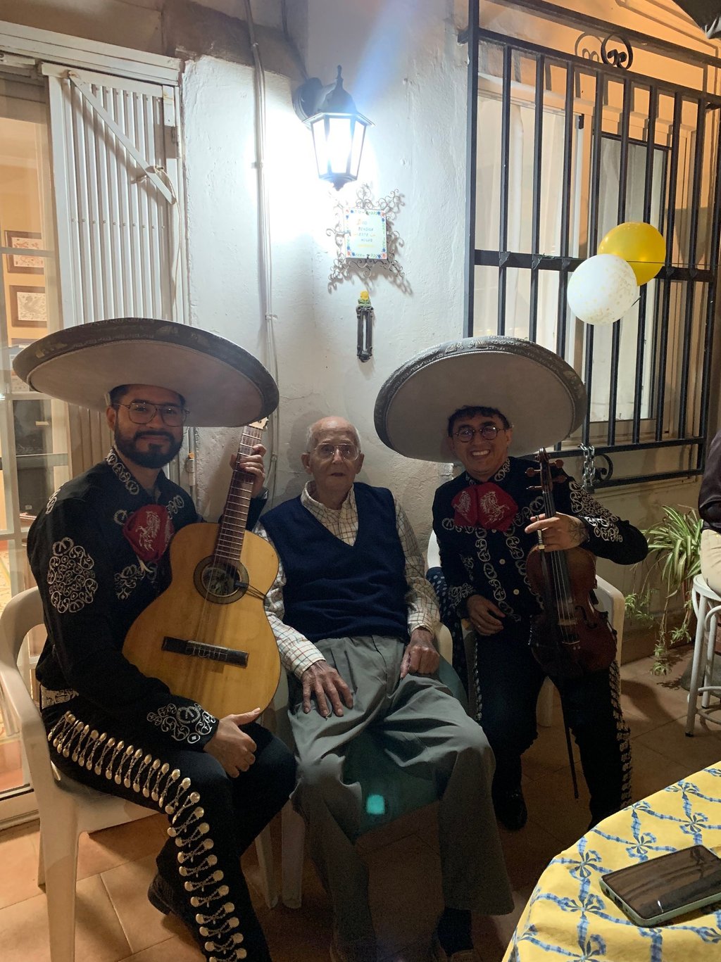 Mariachi para cumpleaños en Madrid animando la celebración