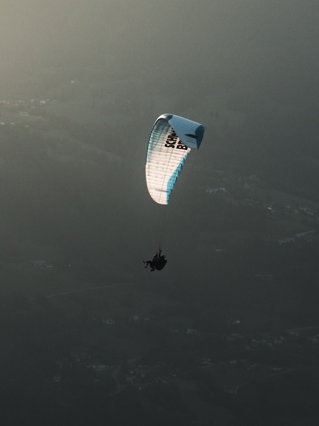 Paragleiter fliegt von rechts nach links
