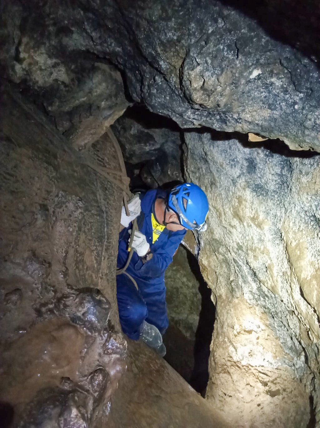 persona descendiendo por una cuerda en una cueva
