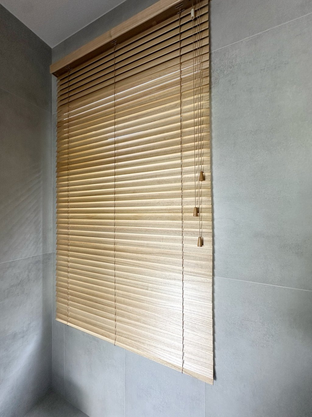 medinės 50mm žaliuzės