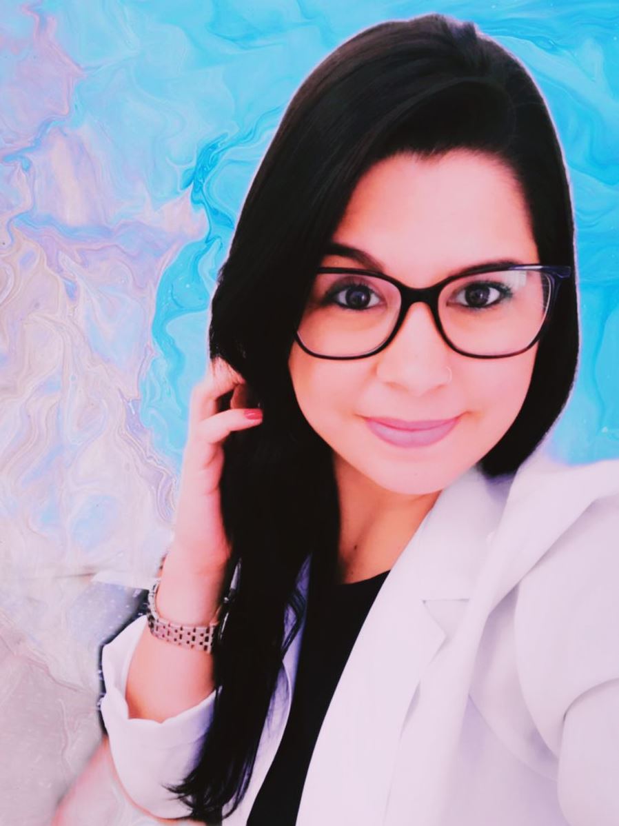 Retrato de uma mulher em estilo selfie, da cabeça ao busto, em formato retrato três por quatro.