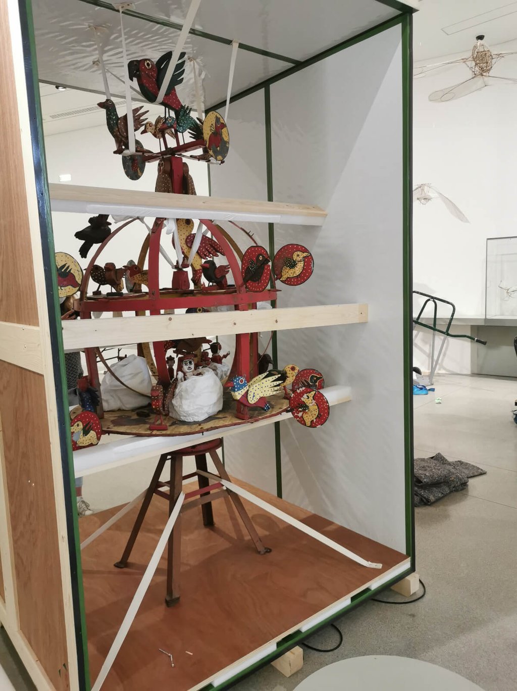 oeuvre protégée en caisse sur mesure par well art transport , pour un transport sécurisé