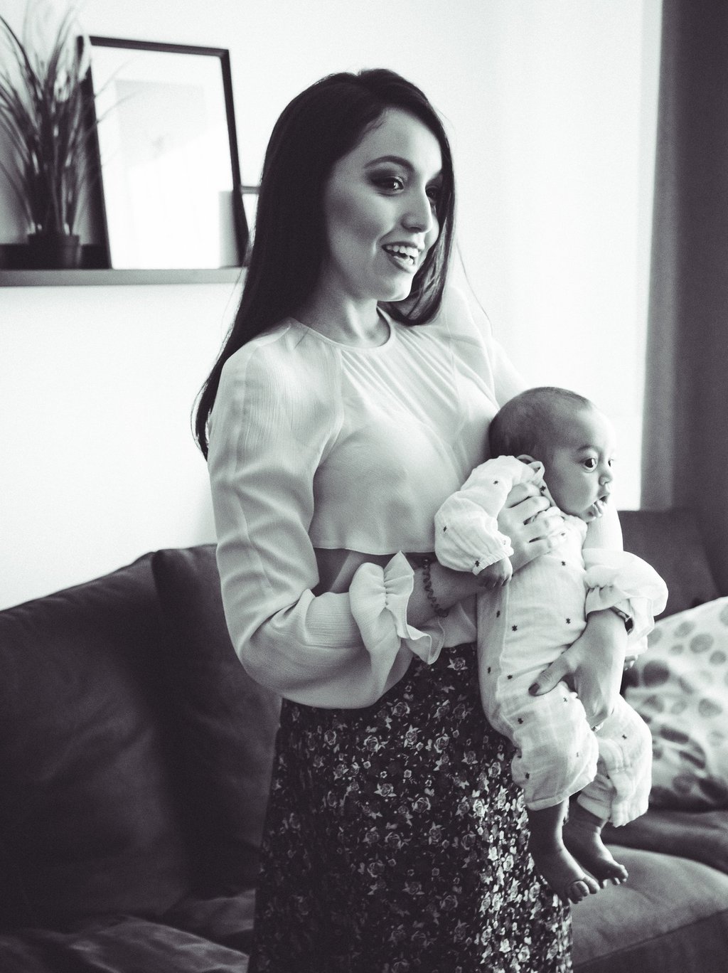 Maman et bébé en noir et blanc dans le 93 par Carine Lebrun Photo