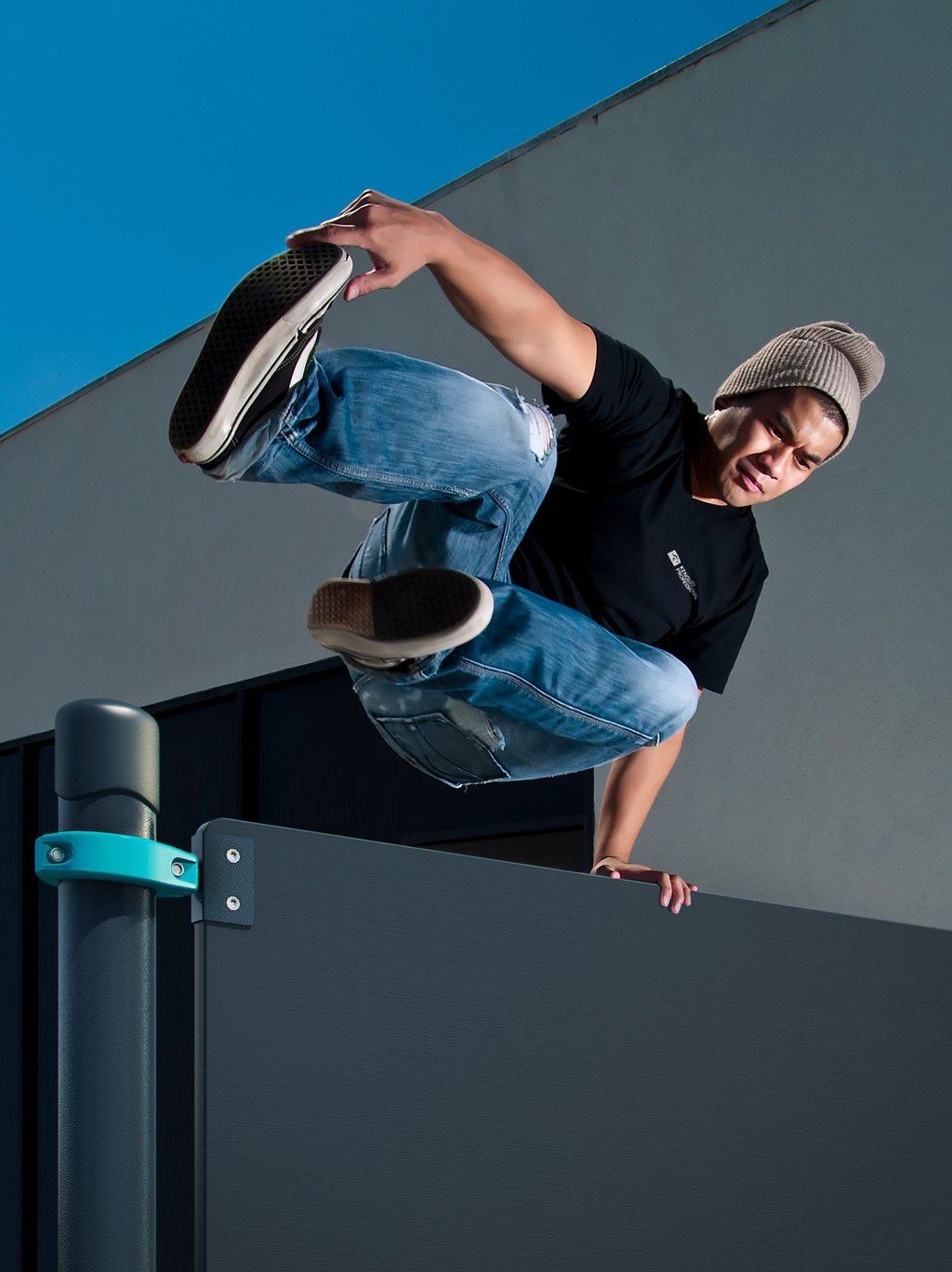 Homma faisant du parkour ou chase tag sur agrès Kenguru Pro.