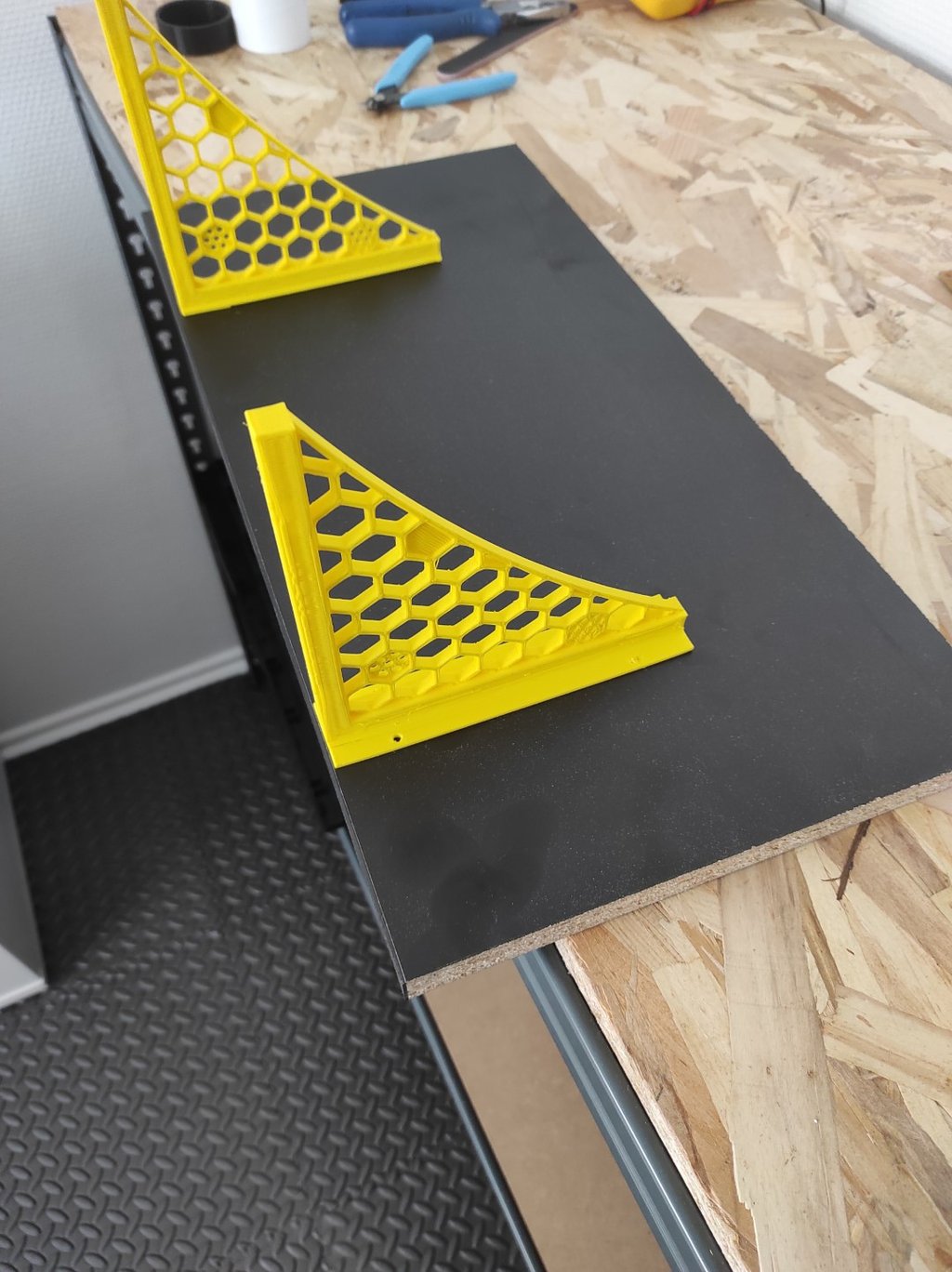 Equerre en impression 3D fixée sur une étagère