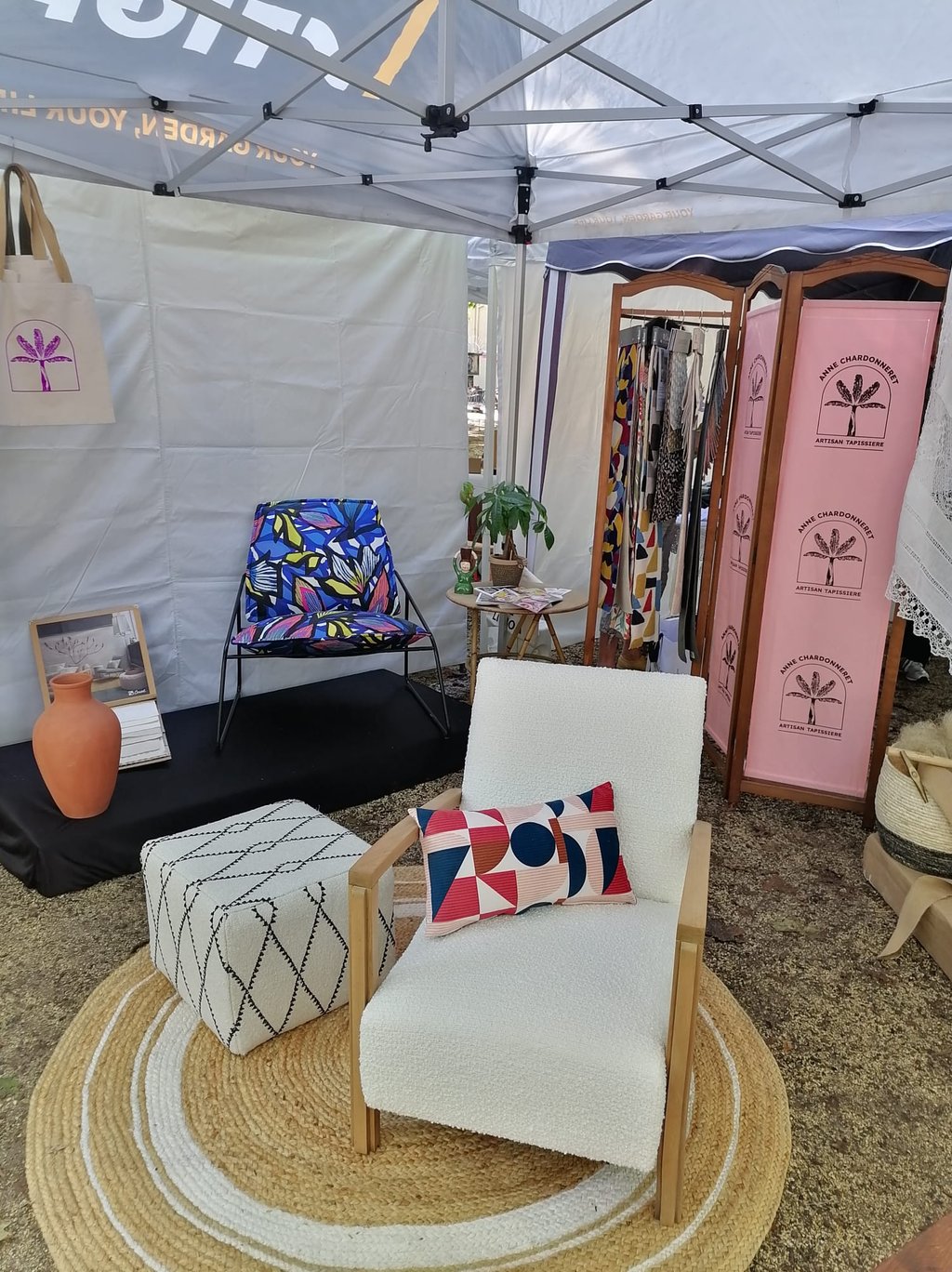 fauteuil et pouf blanc et chaise tropicale