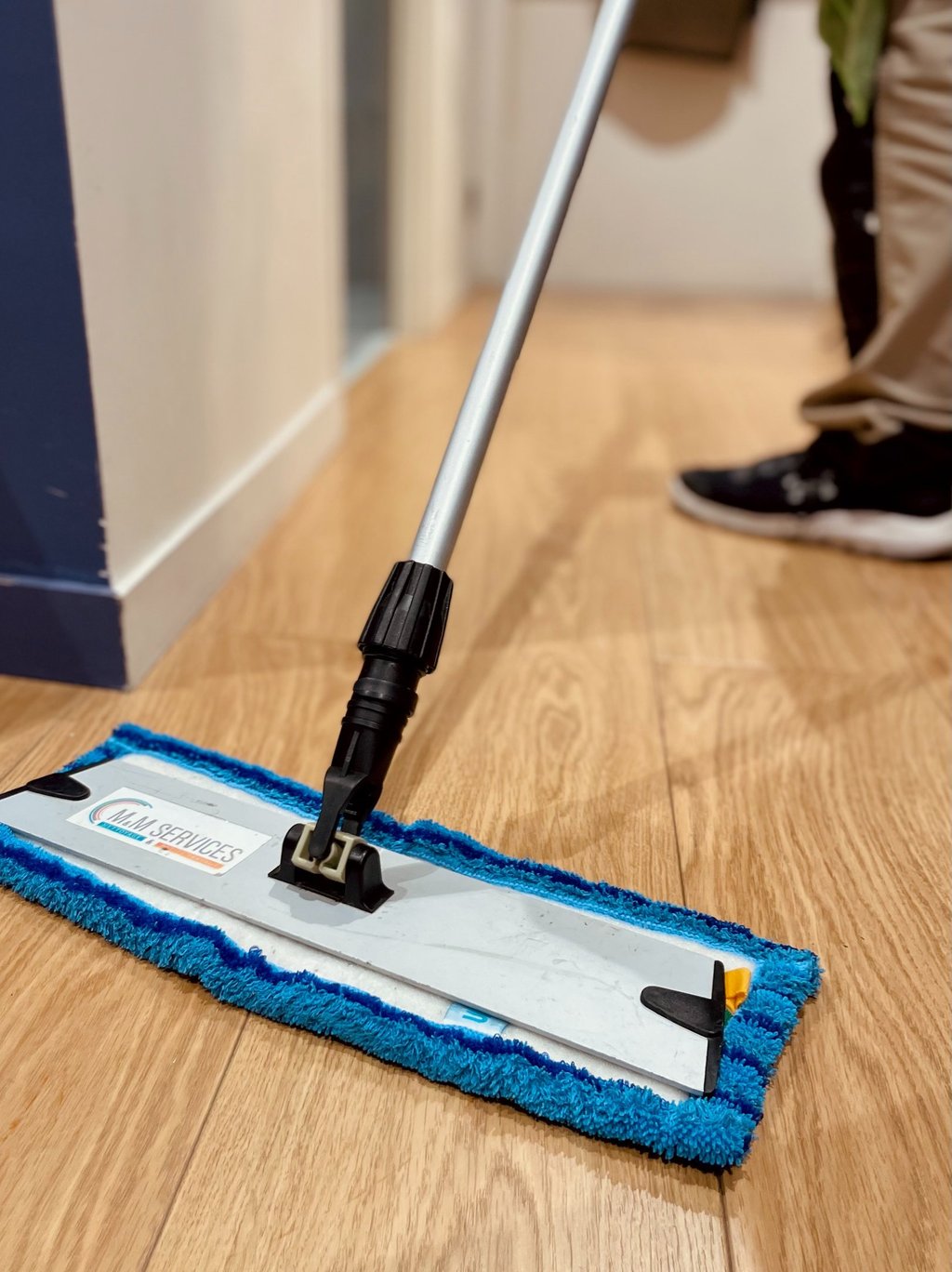 Agent de M & M Services Pro effectuant le nettoyage des sols dans un commerce à Rouen