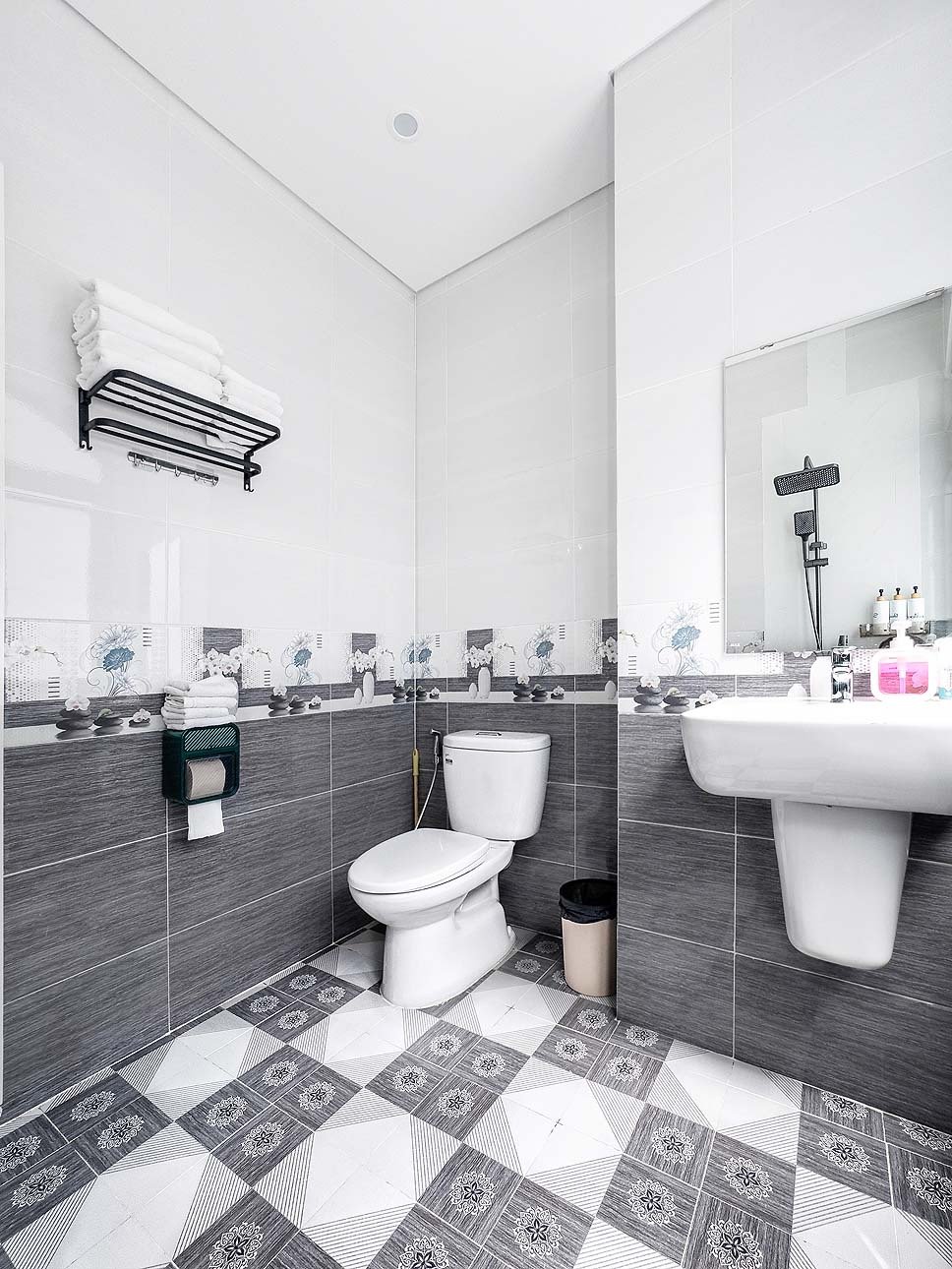 Светлый аккуратный санузел с современной плиткой и большой раковиной