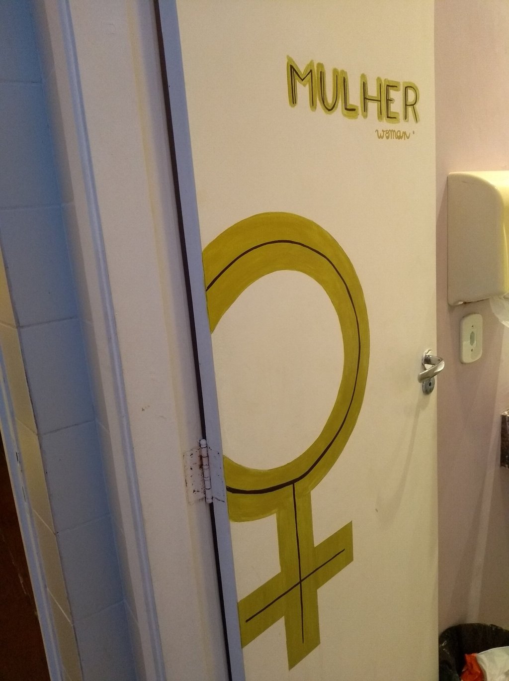 fresque porte hostel brésil