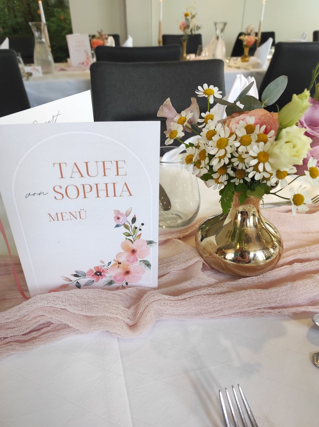 Menukärte Taufe und goldene Vase mit Blumenstrauß