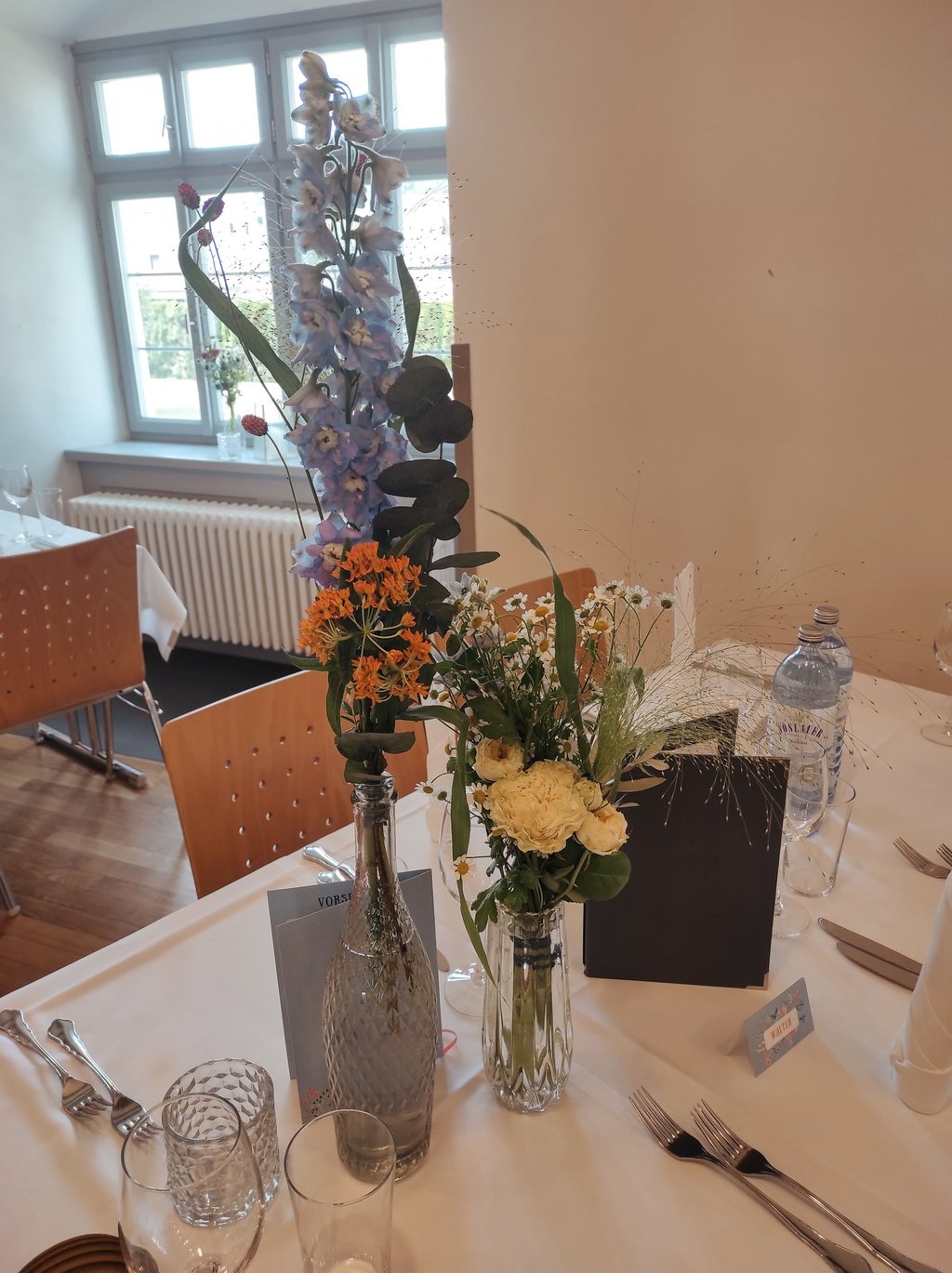 Blau orangene Blumen in Kristallvasen