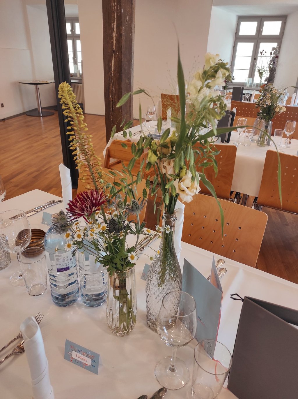 Sommerliches Blumenarrangement in Kristallvasen