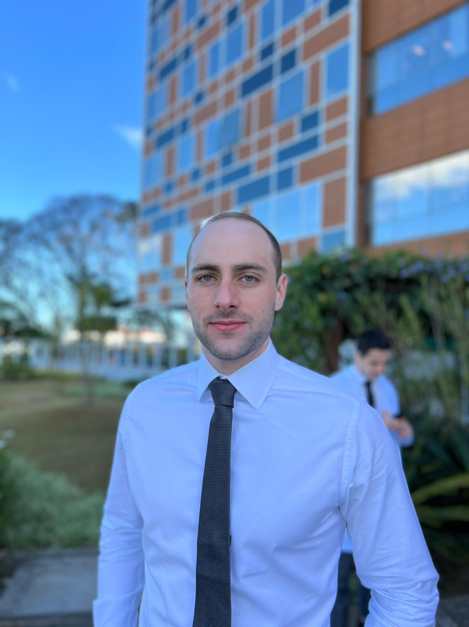 Dr Tiago Siqueira em frente ao Hospital Albert Einstein