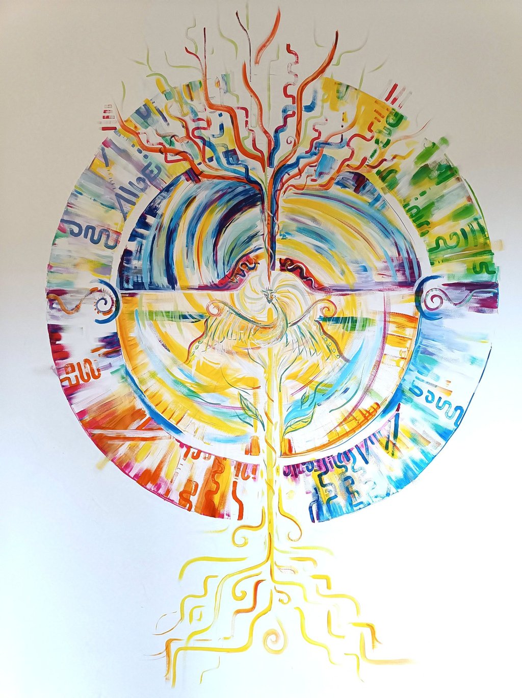 Peinture murale du portail du dragon, avec u format circulaire traversé par un arbre de vie et avec un dragon au centre