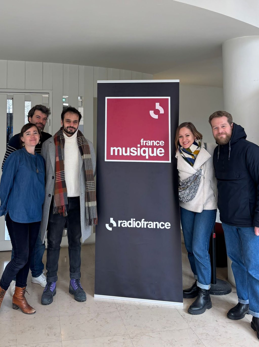 Les membres du Quatuor devant le logo de France Musique