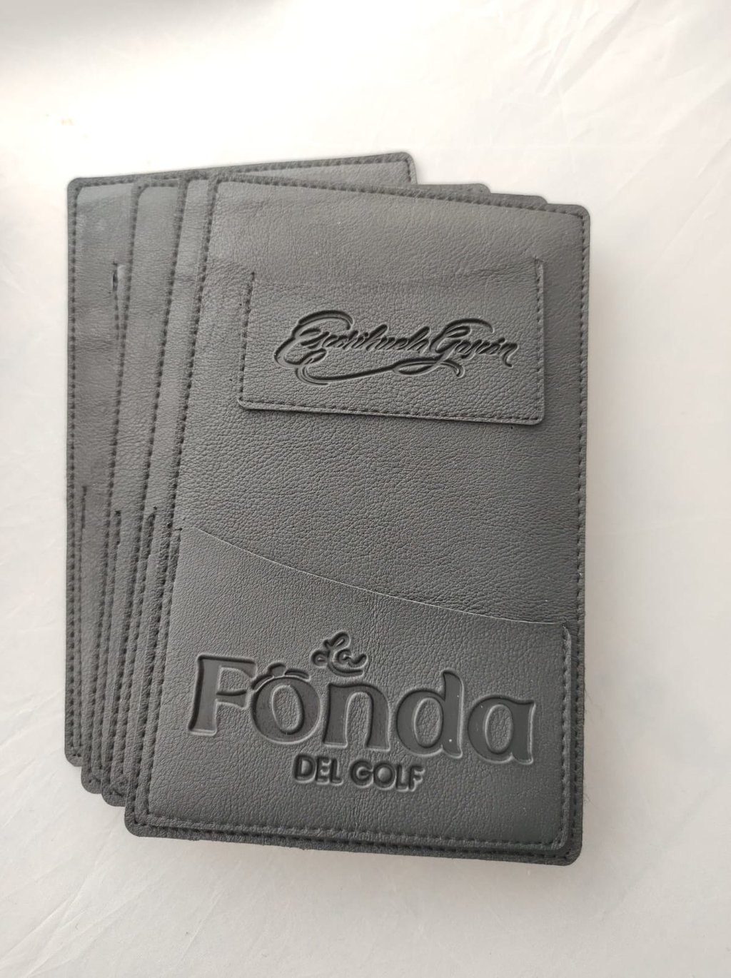 Portacuentas de similcuero para restaurant grabado con logotipo de bodega y bar