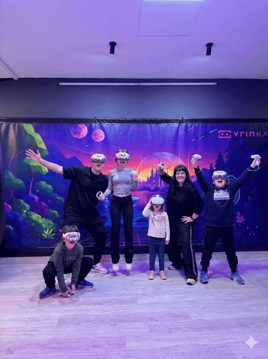 familia en photocall de sala vr
