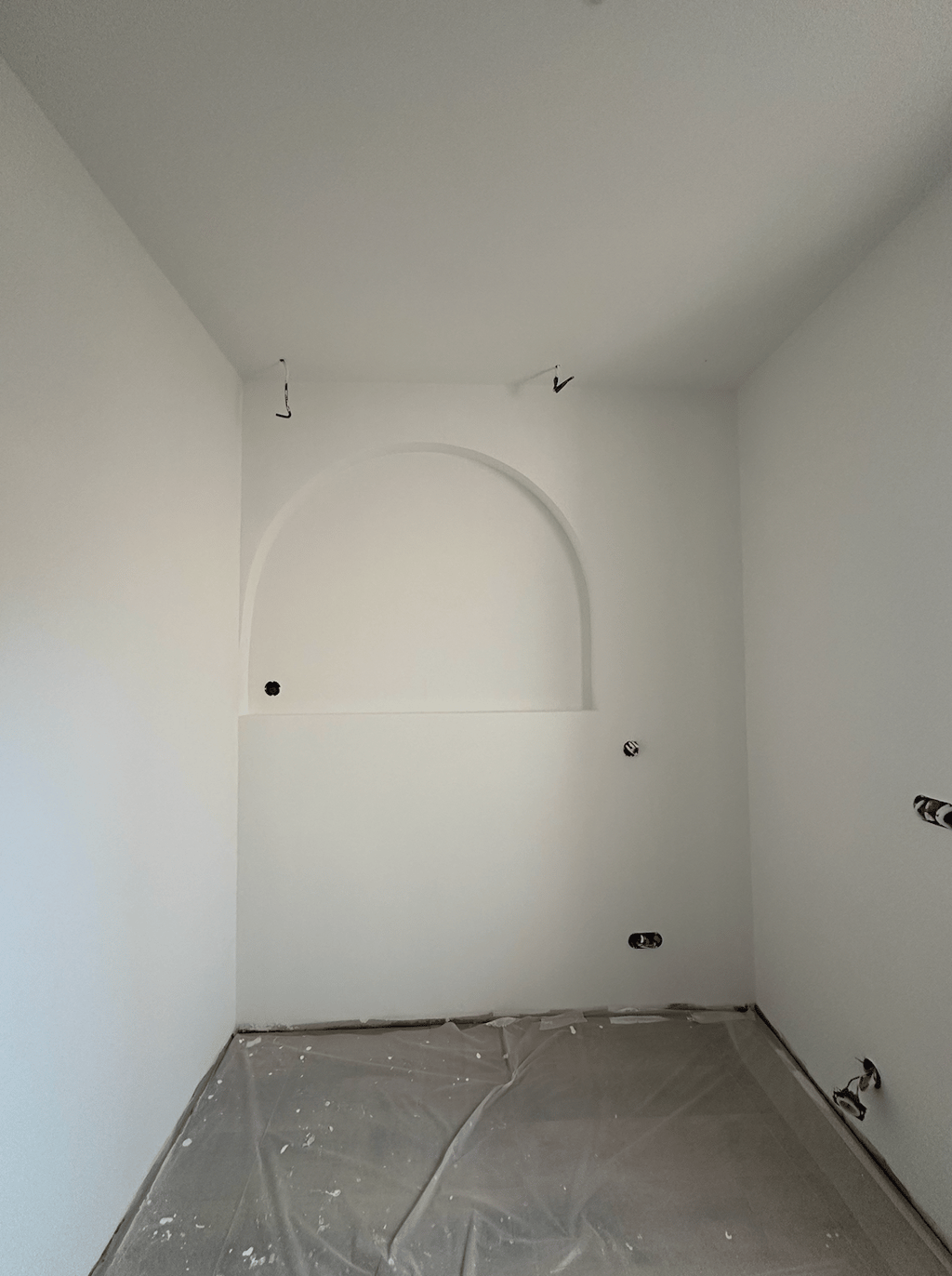 Chambre supplémentaire pour un projet d'architecture à La Ciotat. Tête de lit arche placo