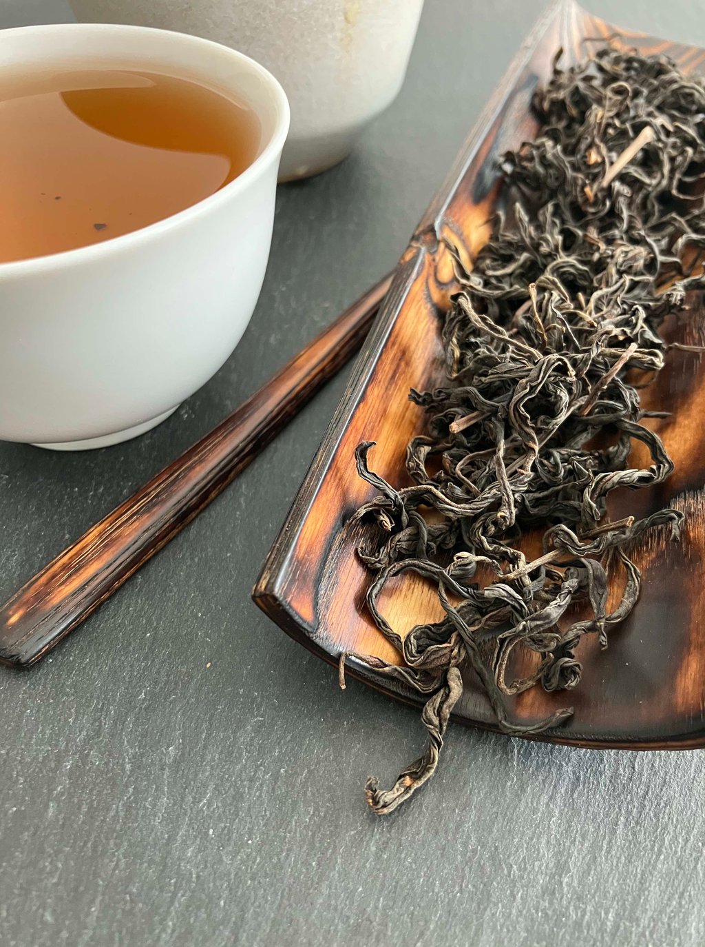 feuilles de thé noir de Nara et tasses de thé