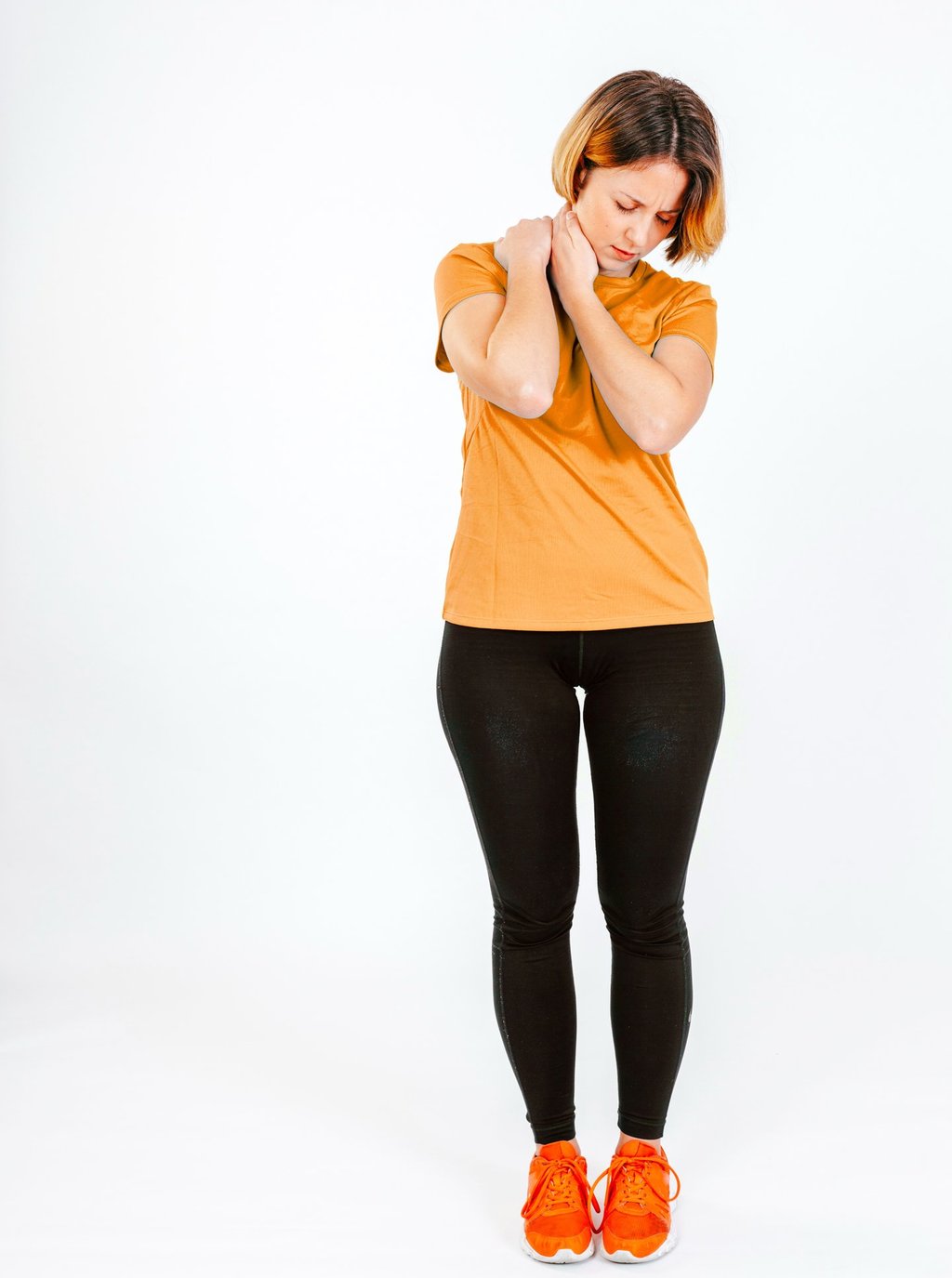 mulher com dor no corpo, principalmente cervical e costas