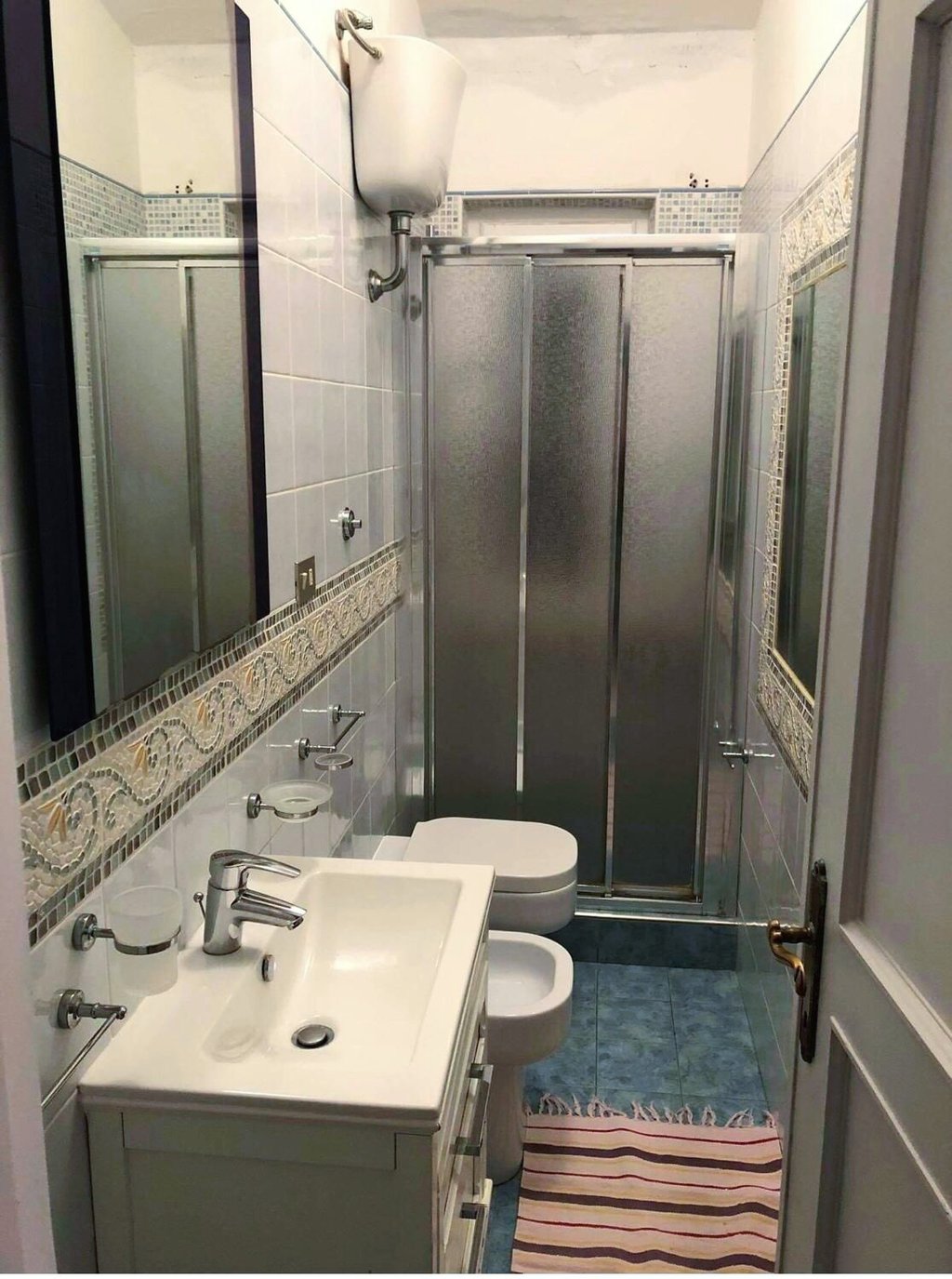 Bagno moderno a Villa Grazia con doccia e bidet