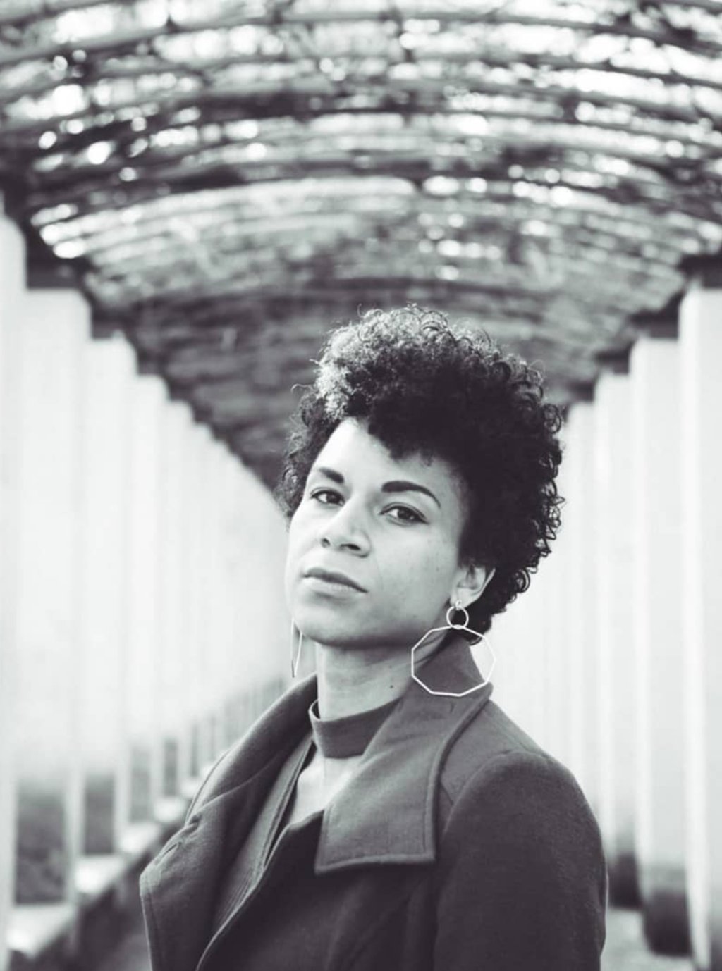 Portrait femme noir et blanc au parc de Bercy par Carine Lebrun