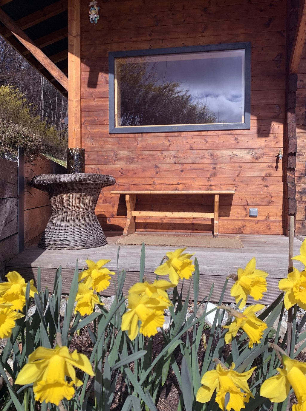 Sauna des Gardannes dans un chalet en bois avec une terrasse