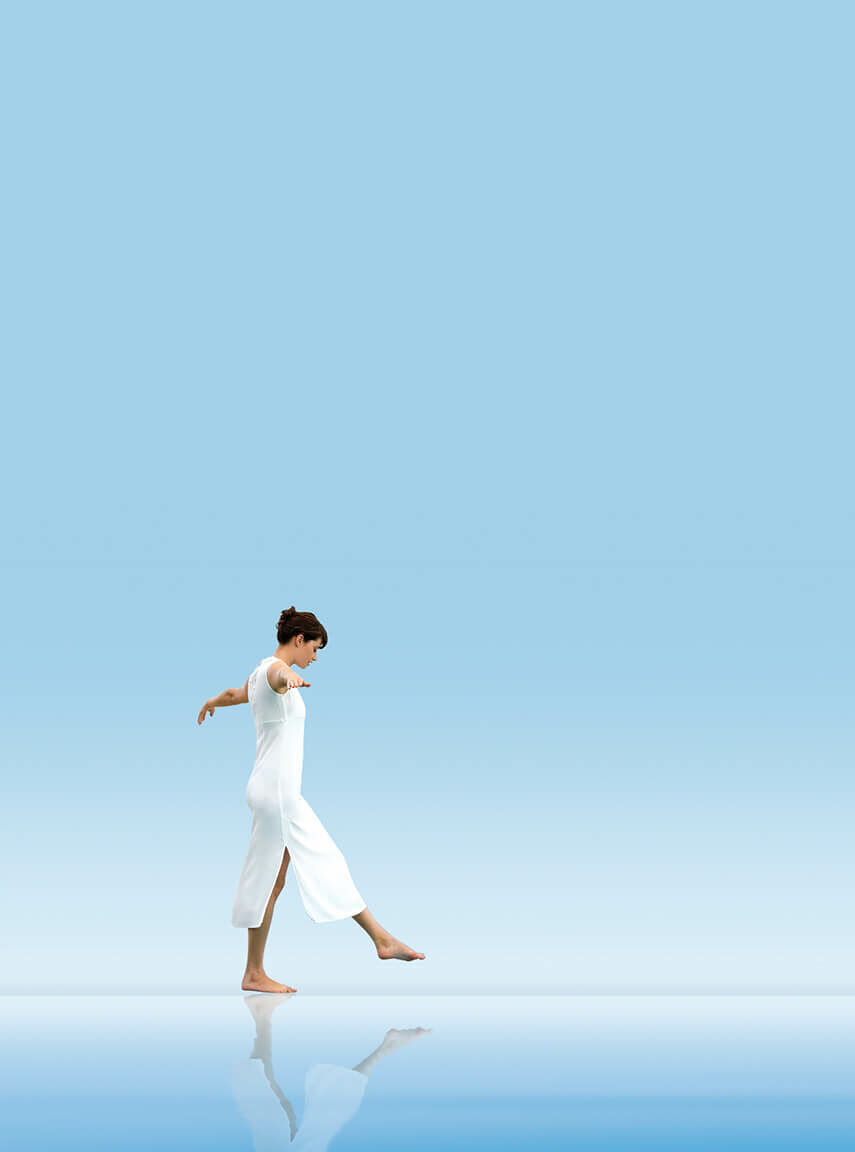 femme en équilibre qui pratique la sophrologie caycédienne