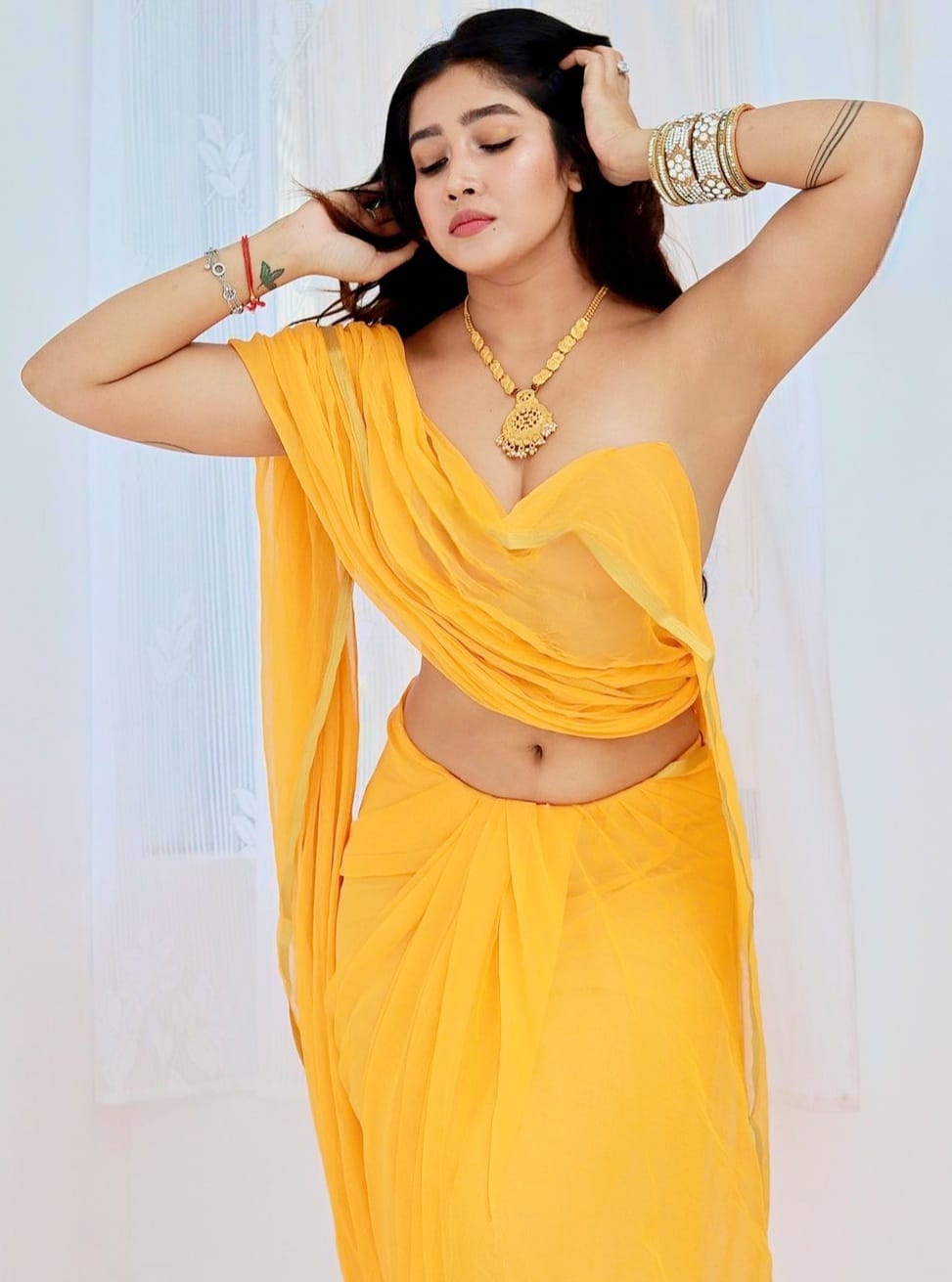 femme en sari jaune