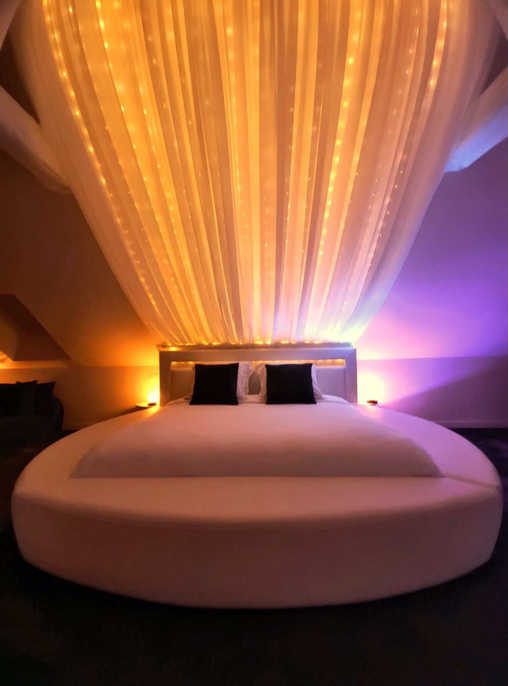 Lit de la love room de l'hebergement insolite